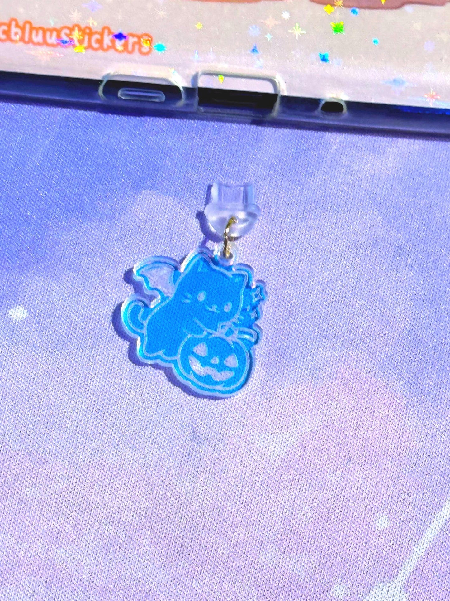 Iridescent Halloween Cat Pumpkin Charm: Spooky Kindle/Phone Dust Plug