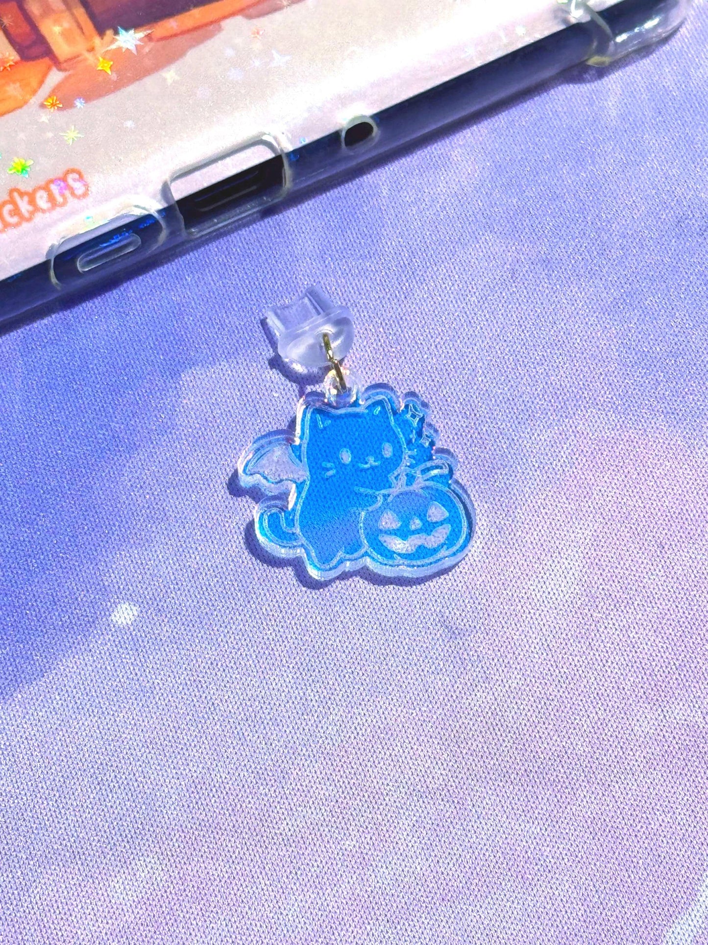 Iridescent Halloween Cat Pumpkin Charm: Spooky Kindle/Phone Dust Plug
