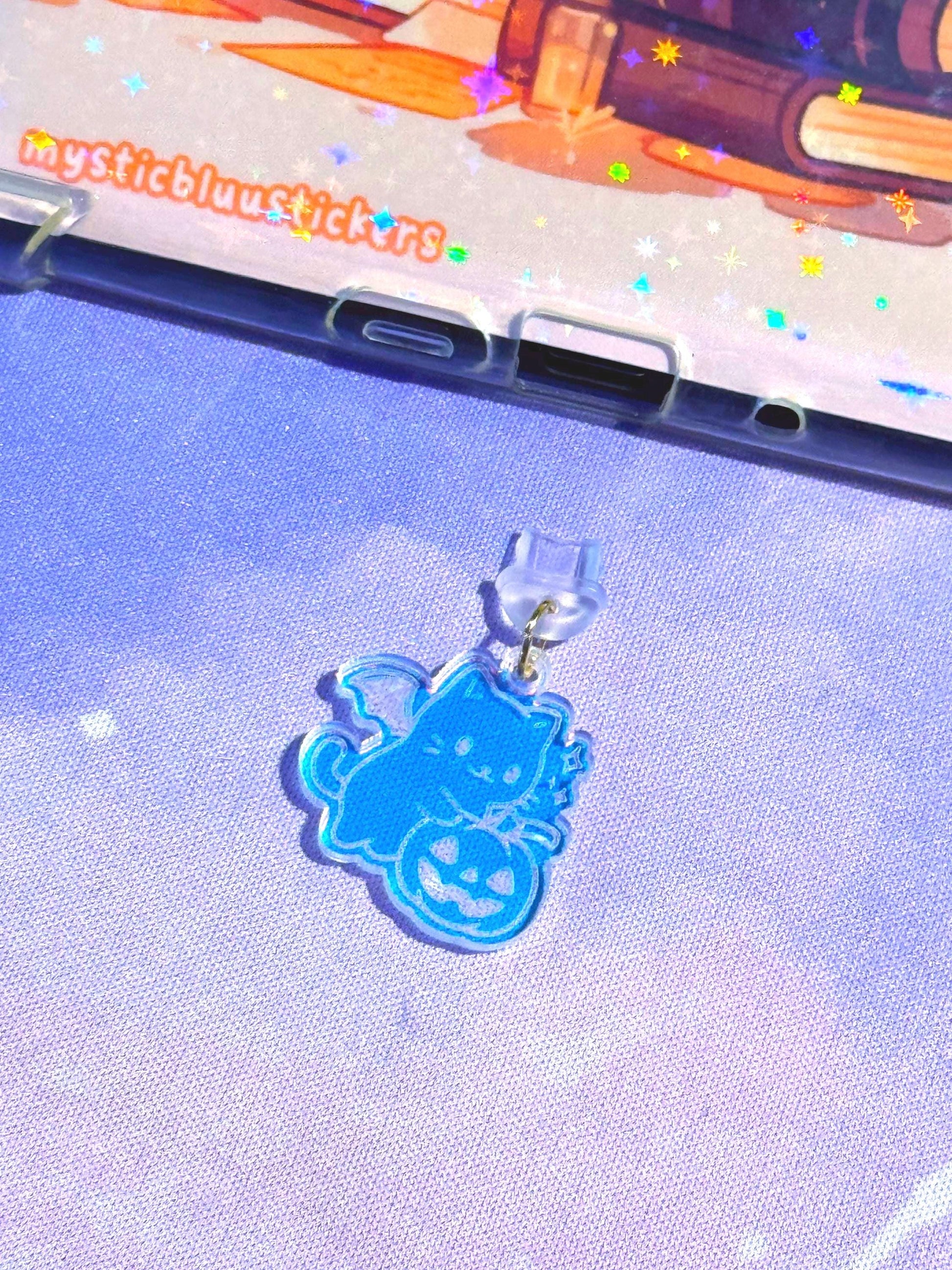 Iridescent Halloween Cat Pumpkin Charm: Spooky Kindle/Phone Dust Plug