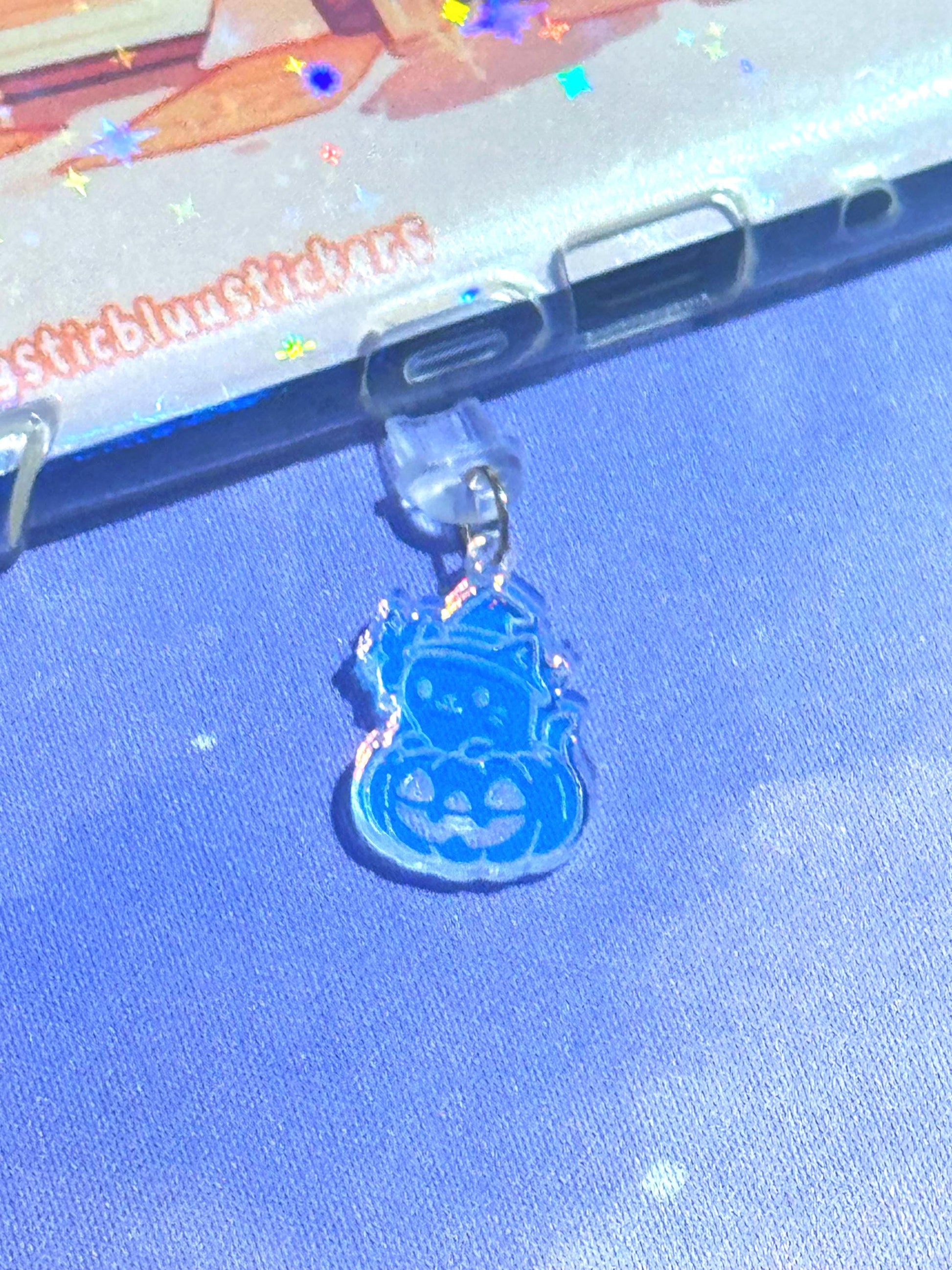 Iridescent Halloween Cat Kindle Charm: Spooky USB-C Dust Plug