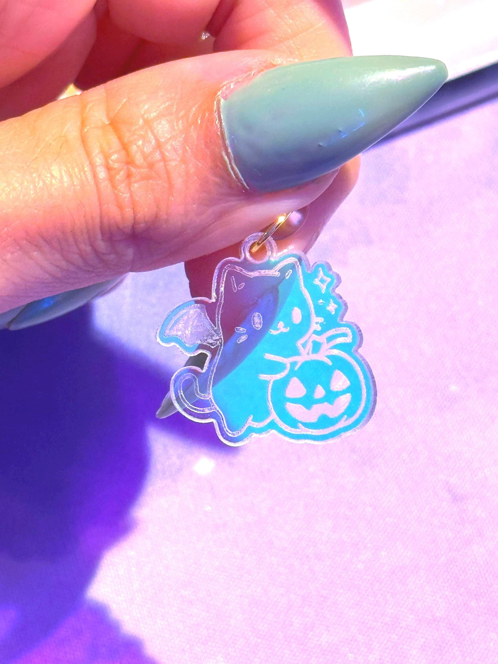 Iridescent Halloween Cat Pumpkin Charm: Spooky Kindle/Phone Dust Plug