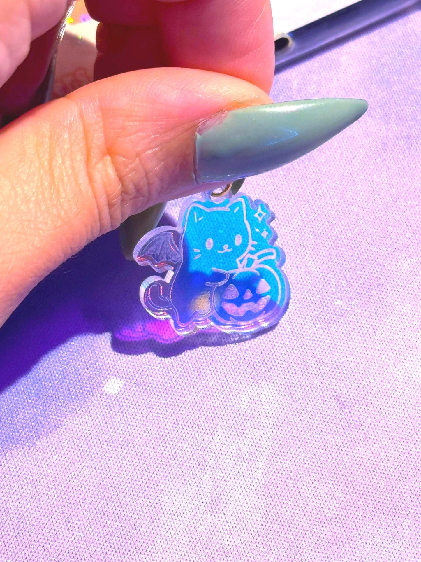 Iridescent Halloween Cat Pumpkin Charm: Spooky Kindle/Phone Dust Plug