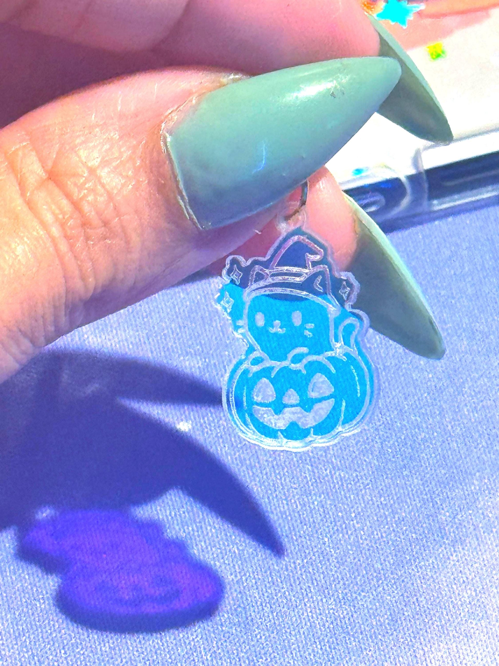 Iridescent Halloween Cat Kindle Charm: Spooky USB-C Dust Plug