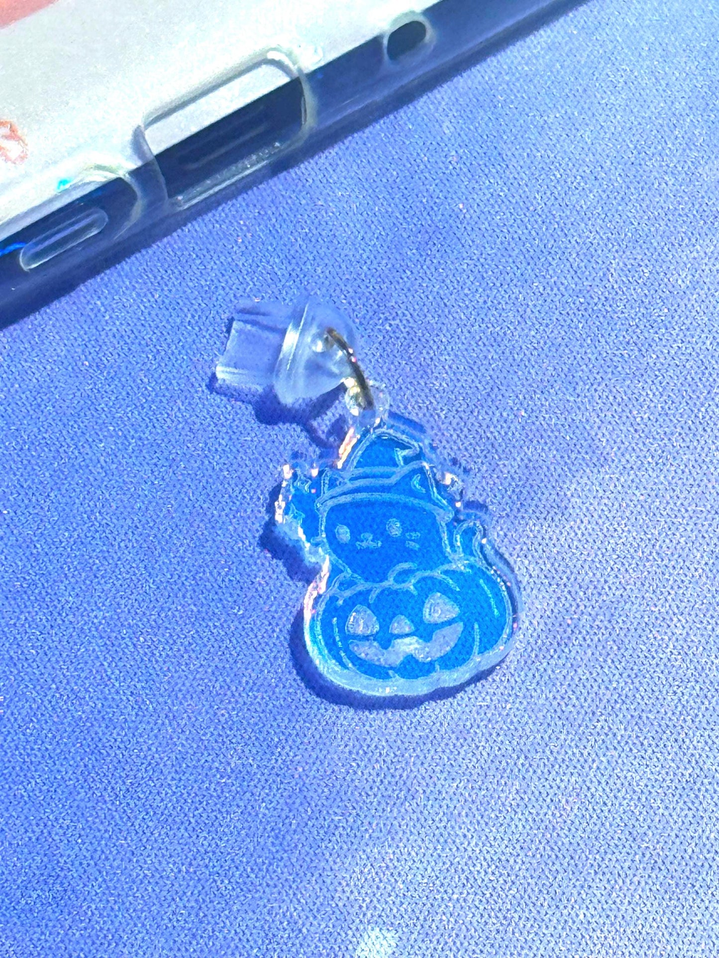 Iridescent Halloween Cat Kindle Charm: Spooky USB-C Dust Plug