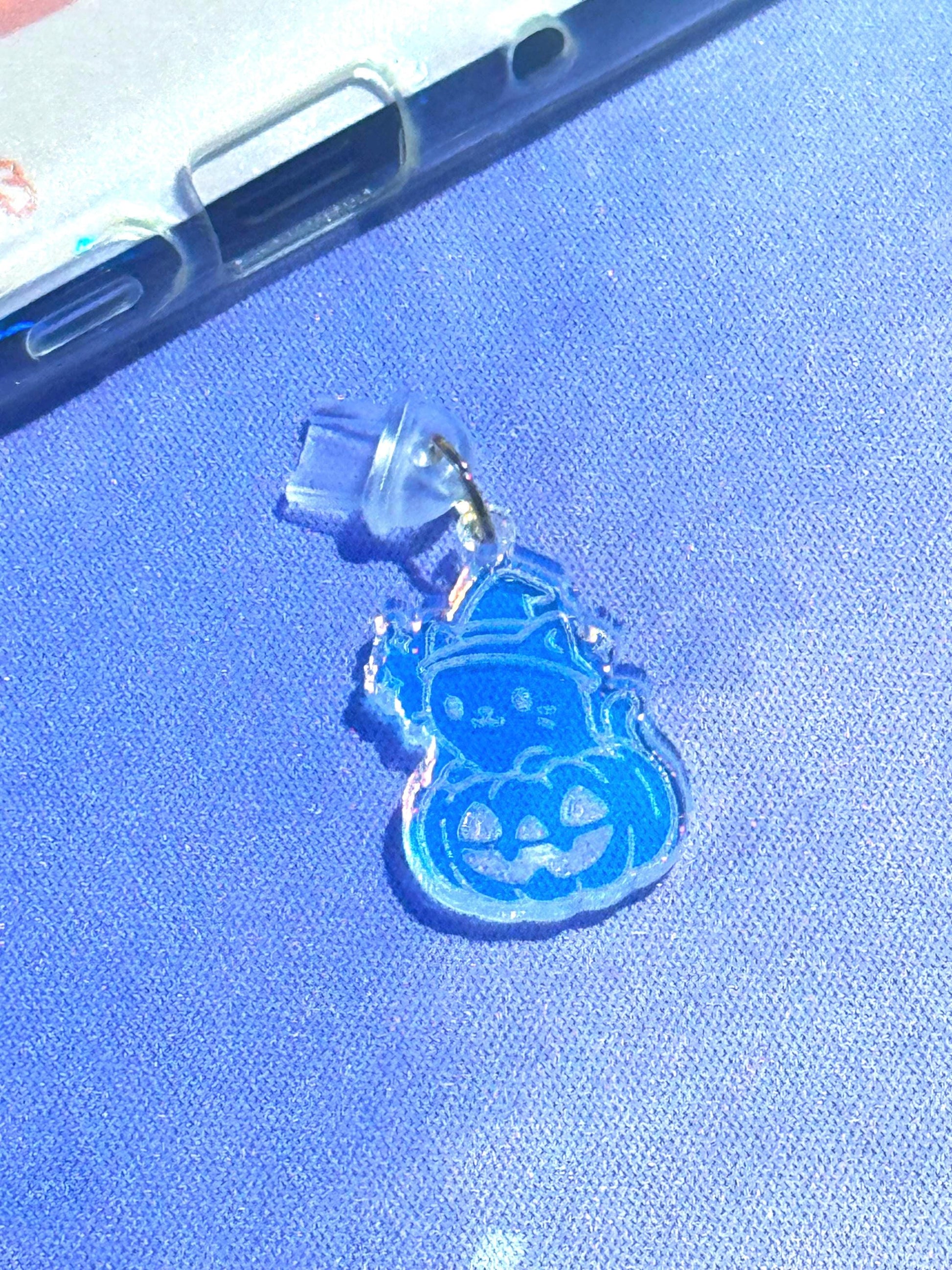 Iridescent Halloween Cat Kindle Charm: Spooky USB-C Dust Plug